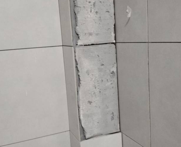 海东瓷砖空鼓维修公司分享下瓷砖施工前基层浇水润湿程度不足，可能导致以下问题